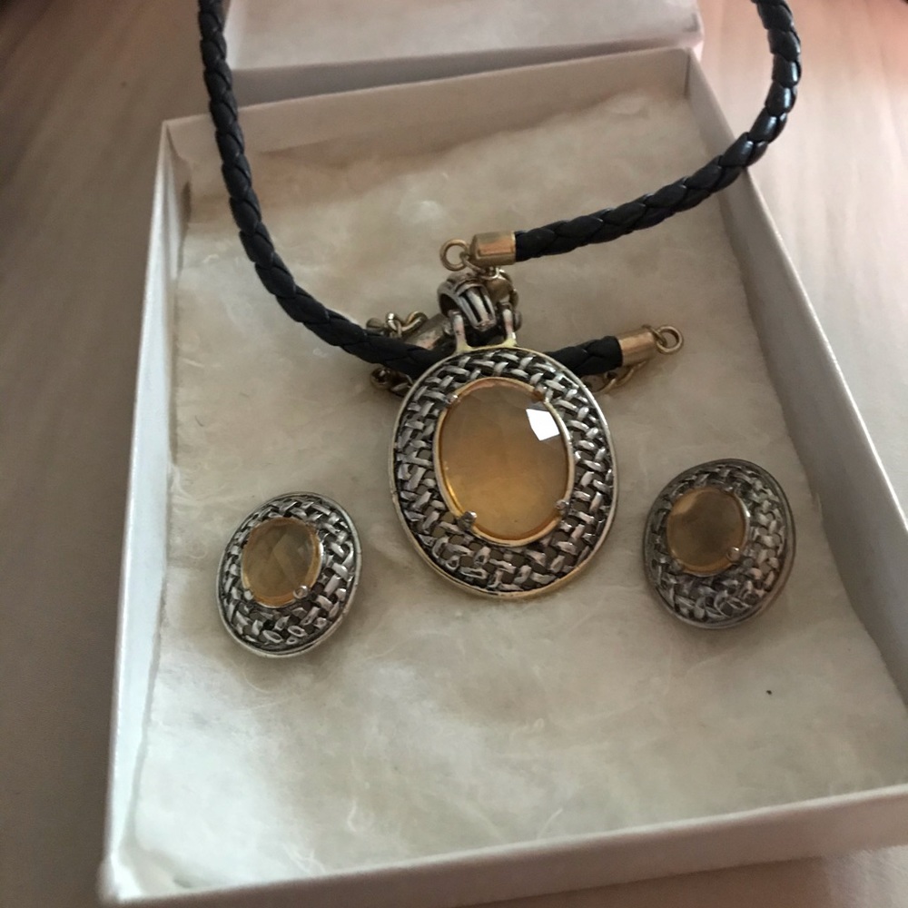 Beautiful necklace set with clip earrings